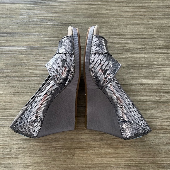 Tom’s Pewter Sequin Wedges. 7 1/2 - Picture 2 of 8